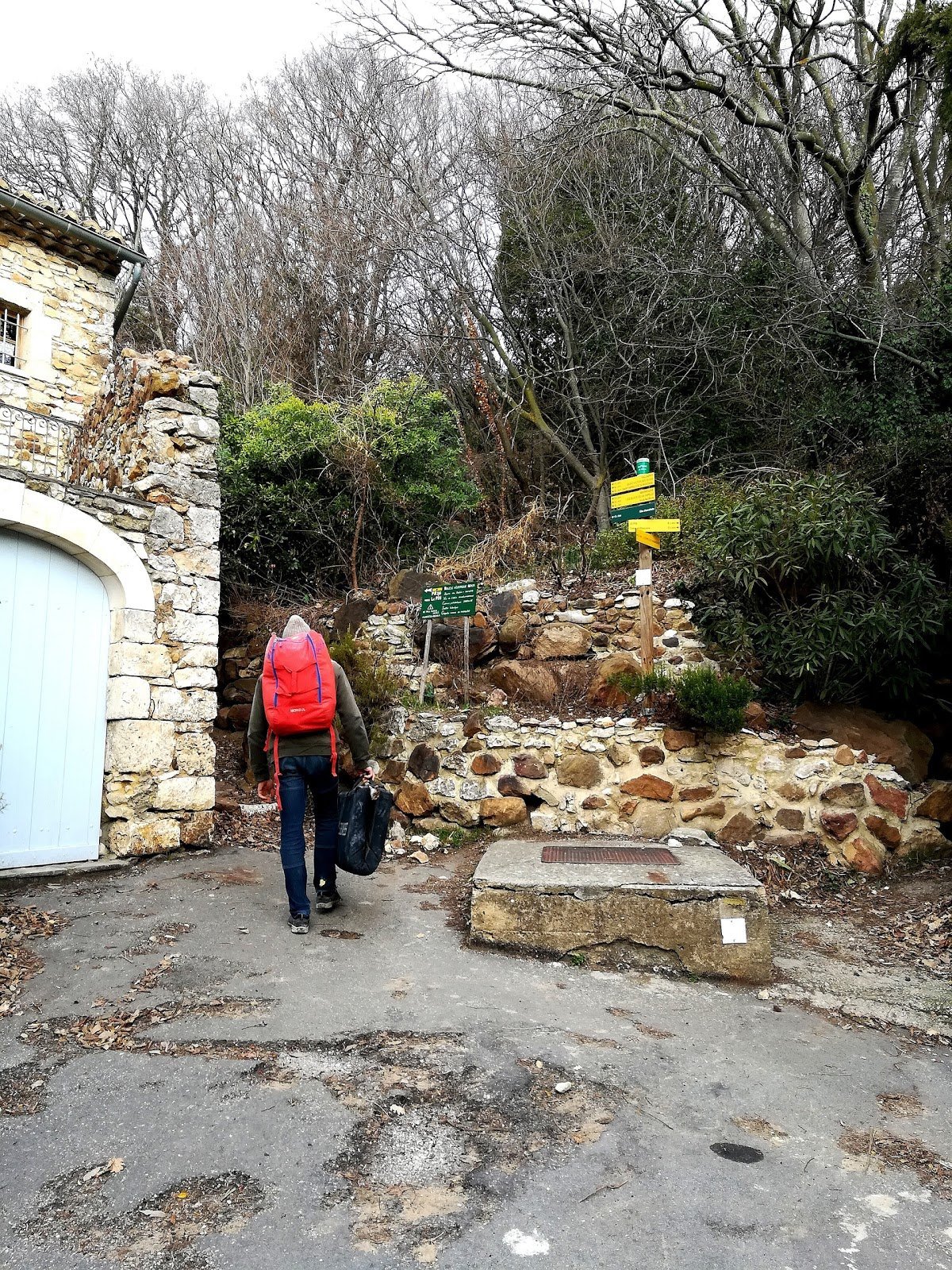 Entrée des secteurs du site d'escalade de bloc de La Capelle et Masmolene Entrée des secteurs du site d
