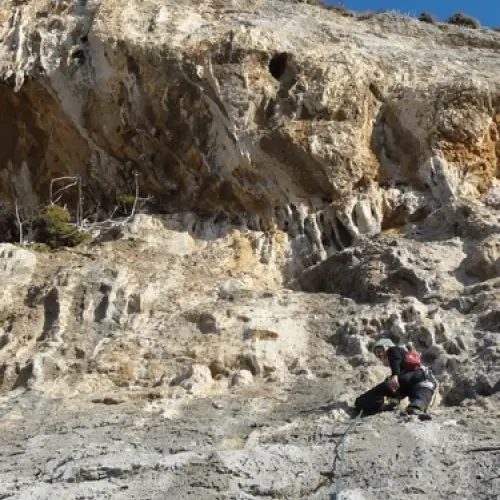 Escalade à Kalymnos au secteur Poets durant le voyage en Grèce