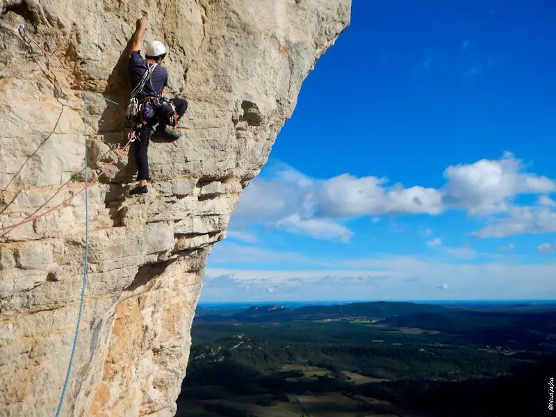 Escalade sur la falaise ensoleillée de l'Hortus