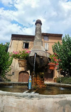 Rafraichissemnt pour Le Yéti à la fontaine du cirque de Mourèze