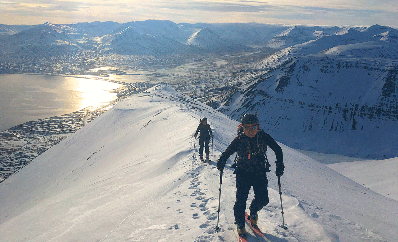 Ski de randonnée dans la péninsule des trolls en Islande by Les pieds sur terre