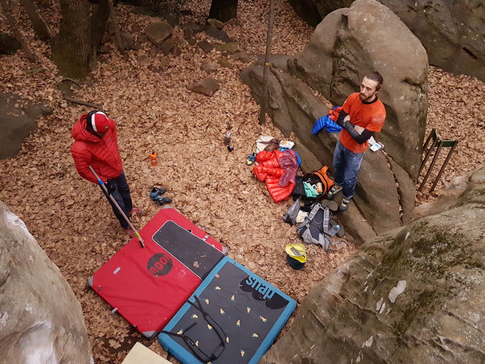 Vue depuis le bloc de L'arrache doigt 7B+ au secteur Grand cirque à La Capelle Vue depuis le bloc de L