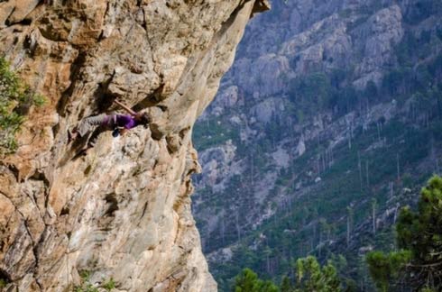 Camille Doumas dans une voie d'escalade en Corse Crédit Photo: Raphaël FOURAU durant l'escalade a Bavella