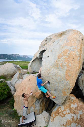 Escalade sur Bloc en Corse Crédit Photo: Raphaël FOURAU durant l