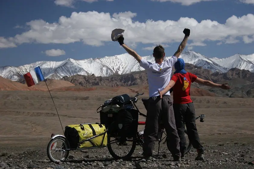 Pauline et Remi face aux monts enneiges de la frontiere sino kirghize