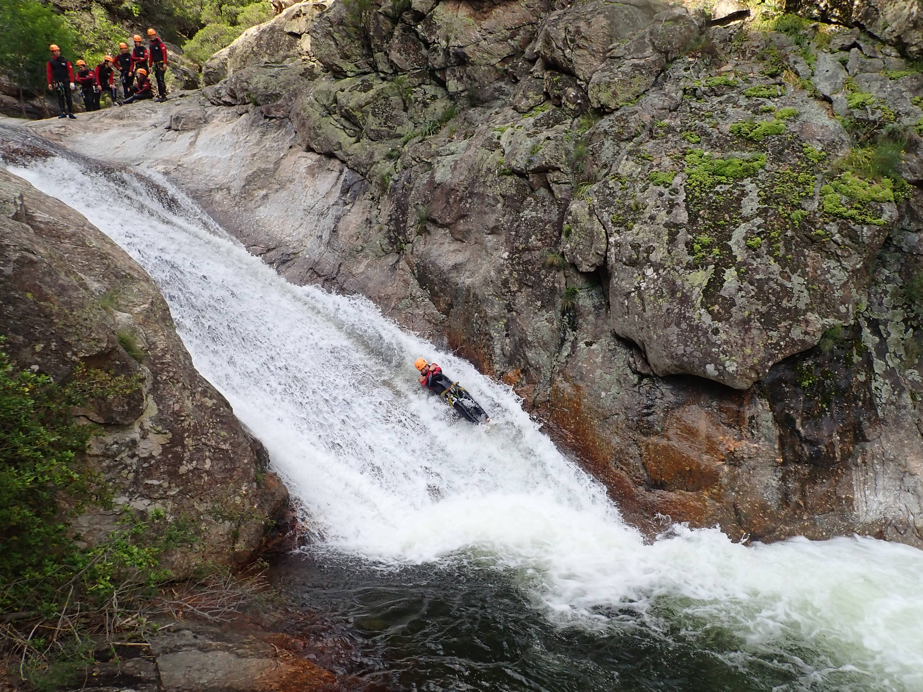 Descente tobogan canyoning avec entre2nature