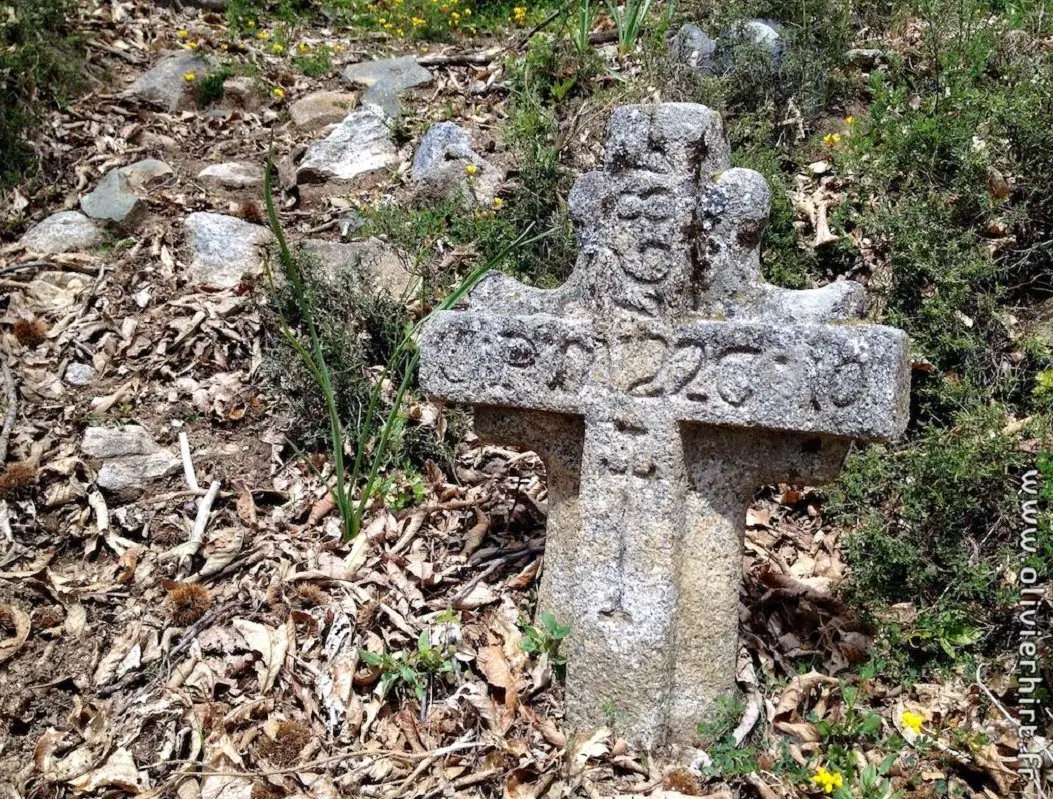 voyage en corse Pierre tombale du coté de Giovicacce 