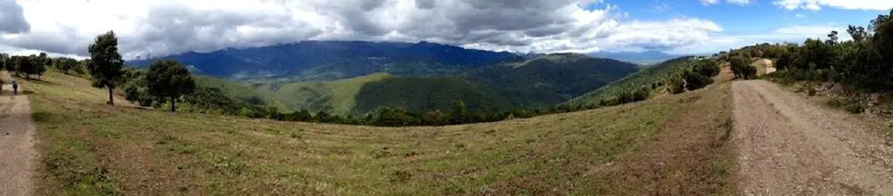 Vue panoramique du sentier au dessus de Serra di Fiumorbu voyage en corse 