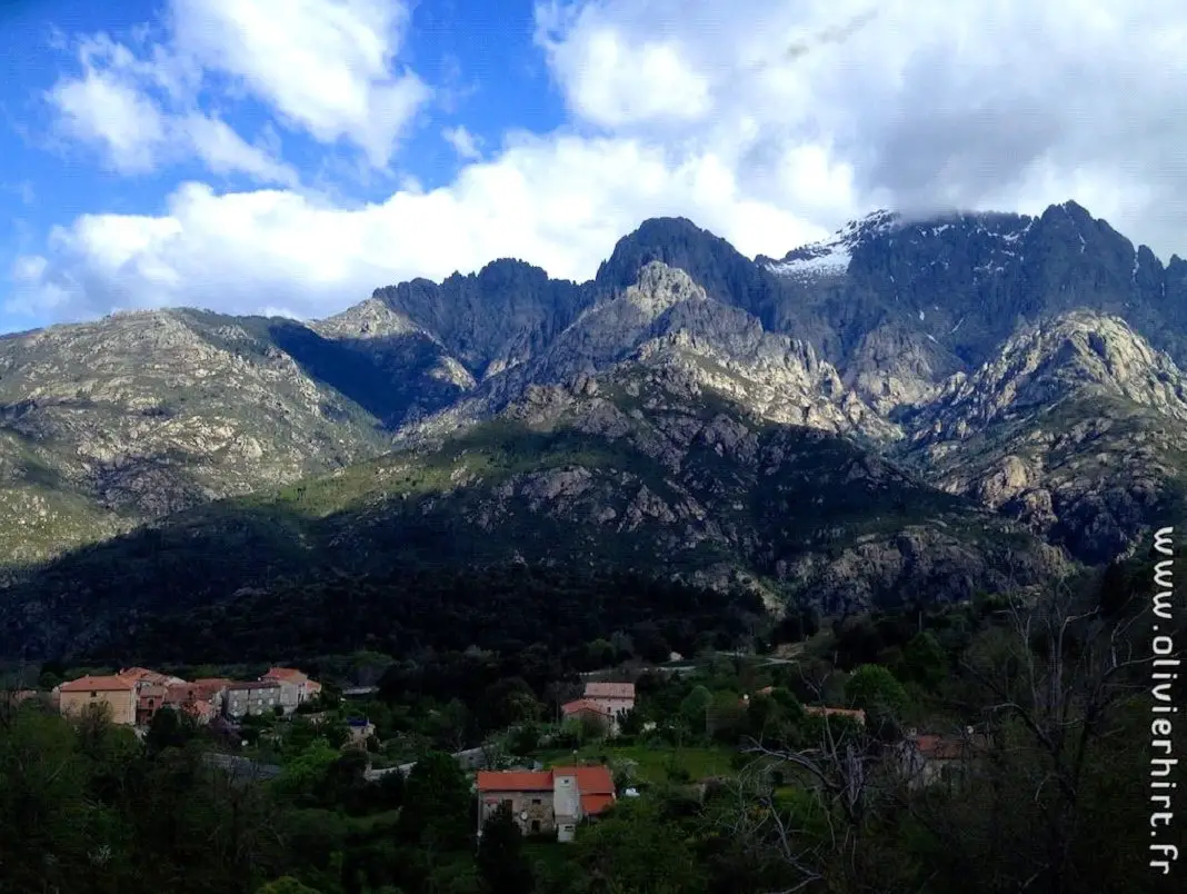 Vue sur le mont d’Oru depuis le train du coté de Vizzavona voyage en corse 