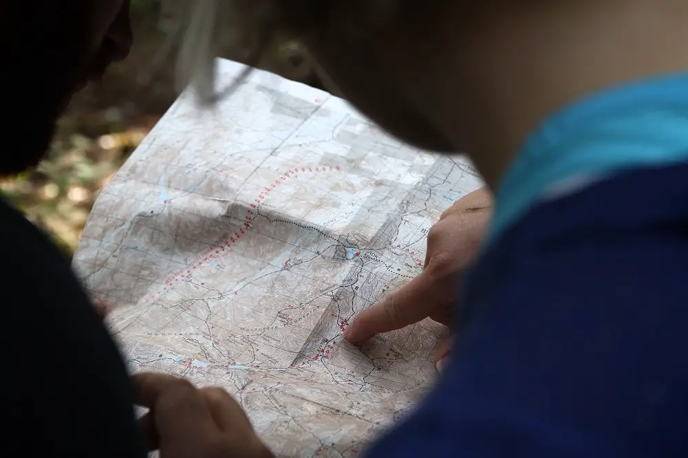 apprendre l'orientation avec une carte et une boussole apprendre l