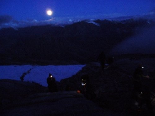 Départ pour le Gran Paradiso à la frontale sous la pleine lune