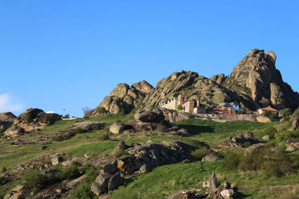 Plusieurs Monastères surplombent la ville de Prilep, voyage en macédoine