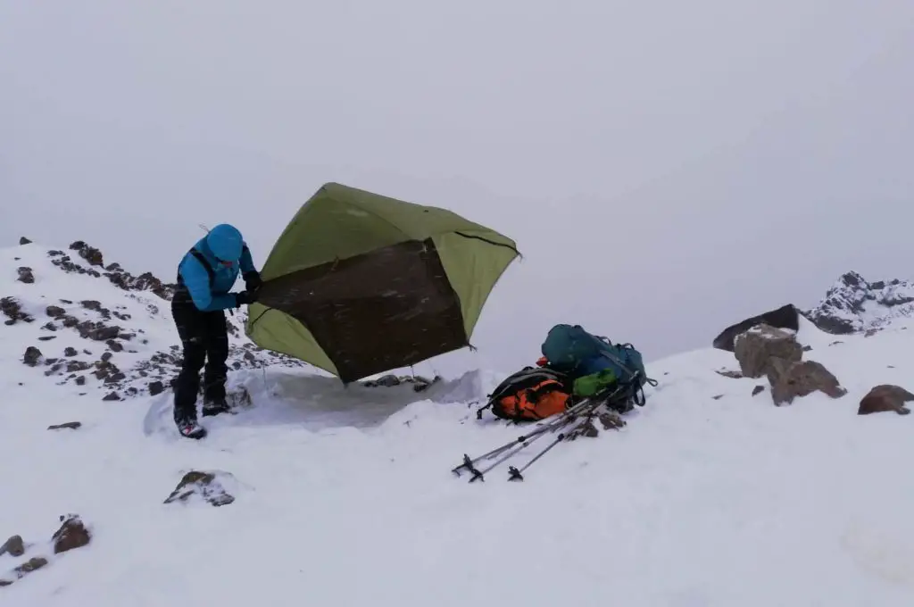 Comment monter une tente avec du vent