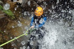 Descente en canyoning avec entre2nature