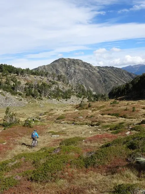 Freeride complet dans la descente du pic del mortiers durant notre séjour VTT dans les Pyrénées Orientales