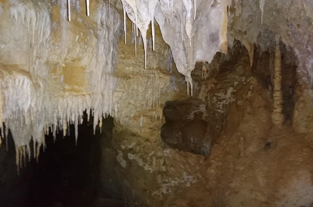 Grotte du 14 juillet, à visiter lors de la descente en rappel Grotte du 14 juillet, à visiter lors de la descente en rappel