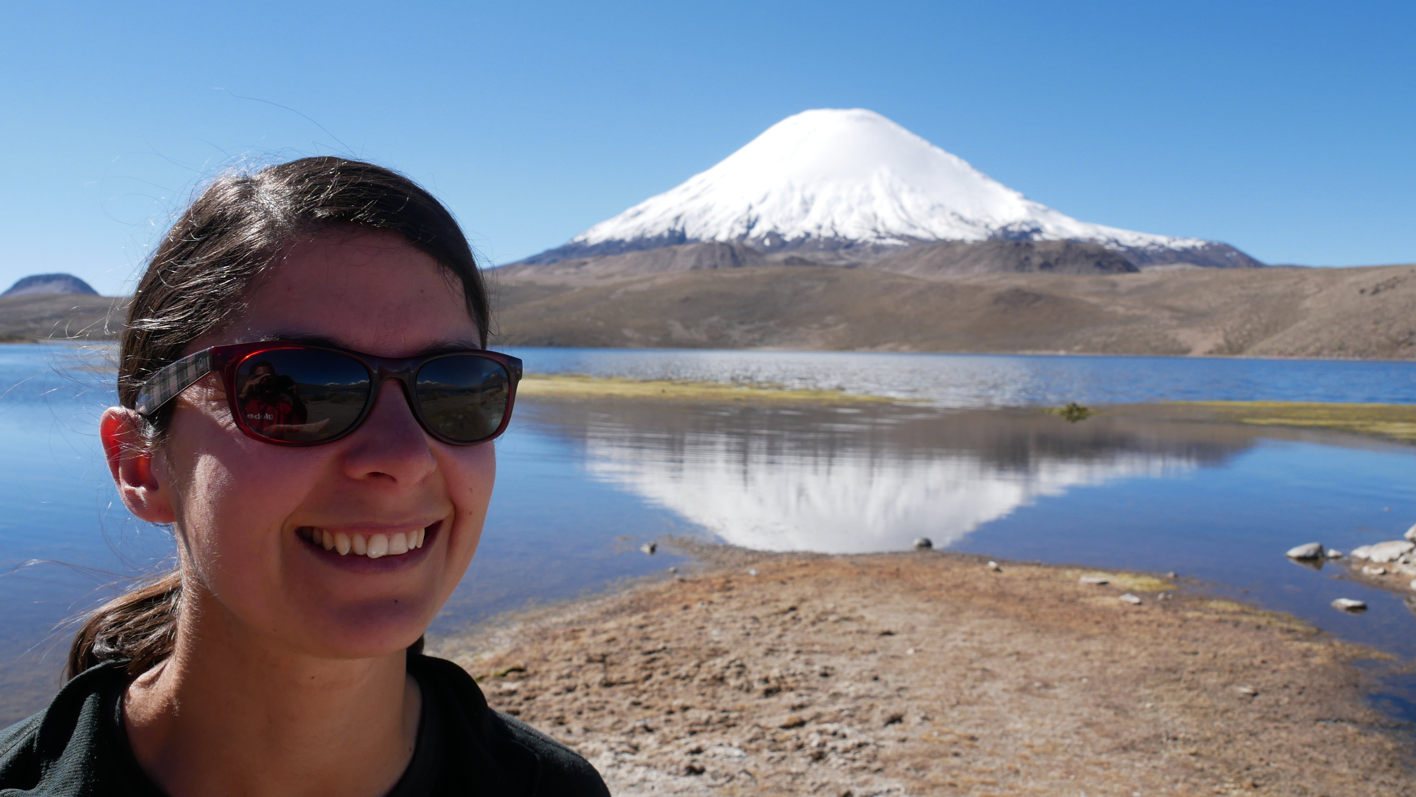 Laura , du blog les deux évadés, devant le Parinacota au Chili