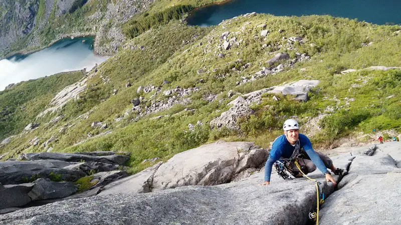 Olivier se régale dans les belles fissures de Bare Blåbær