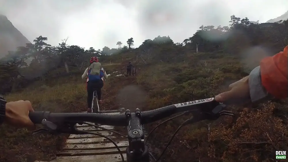 Rouler sur l'eau grâce à des rondins de bois Ushuaia en VTT Rouler sur l
