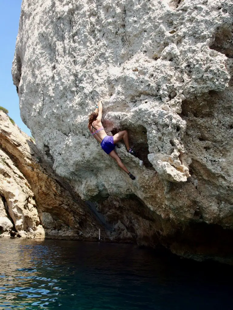 Marion pratiquant le psicobloc ou psychobloc dans les calanques