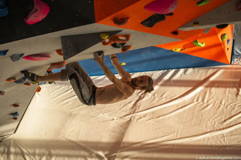 Alex en bataille avec la gravité dans ce joli bloc très bien ouvert