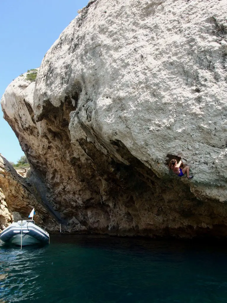 Marion pratiquant le psychobloc ou deep-water soloing dans les calanques