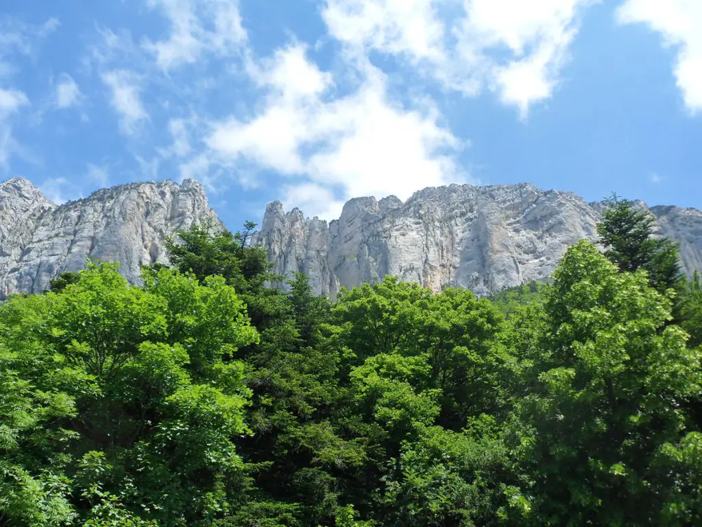 Au pied de la falaise de Glandasse pour une sortie escalade à Babel