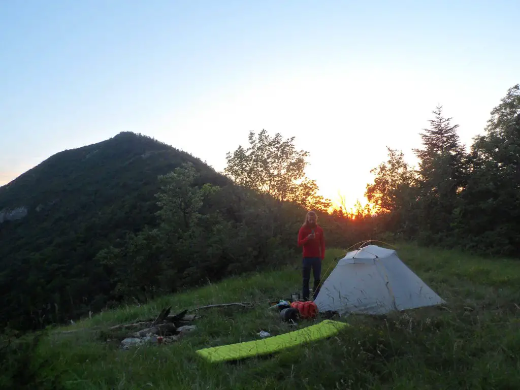 Levé de soleil dans les hauteurs de la falaise de glandasse lors de la sortie escalade à Babel