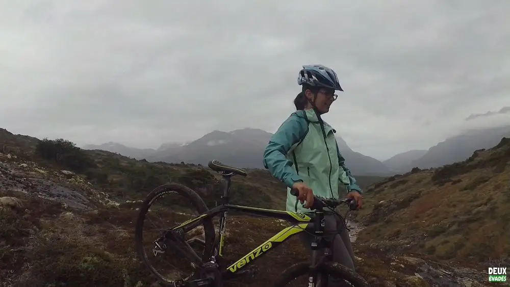 Arrivée de Laura aux chutes Ushuaia en VTT