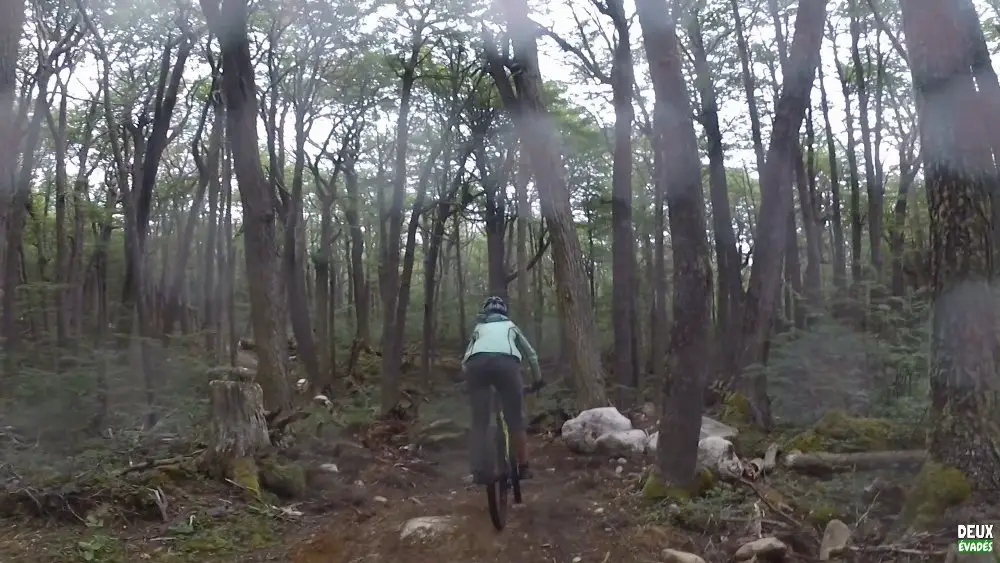 Laura dans les bois Ushuaia en VTT