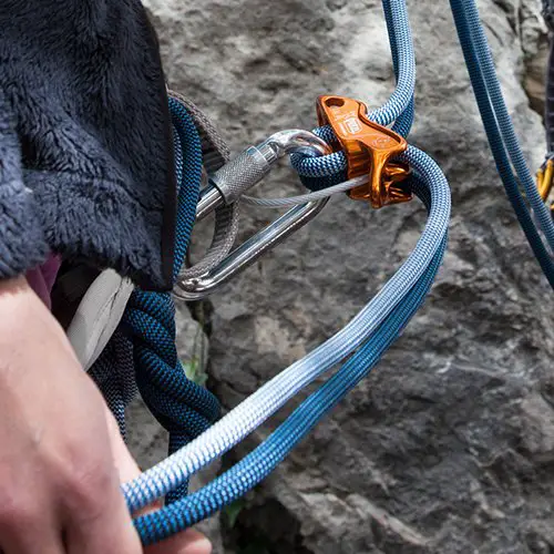 Les systèmes d'assurage en escalade Les systèmes d