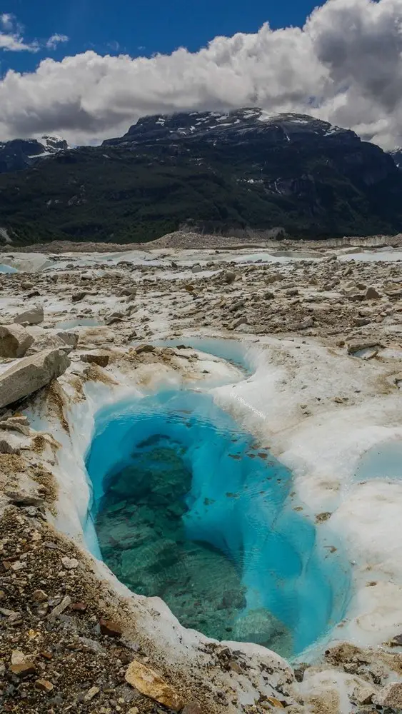 Particularité du glacier avec une piscine d’eau