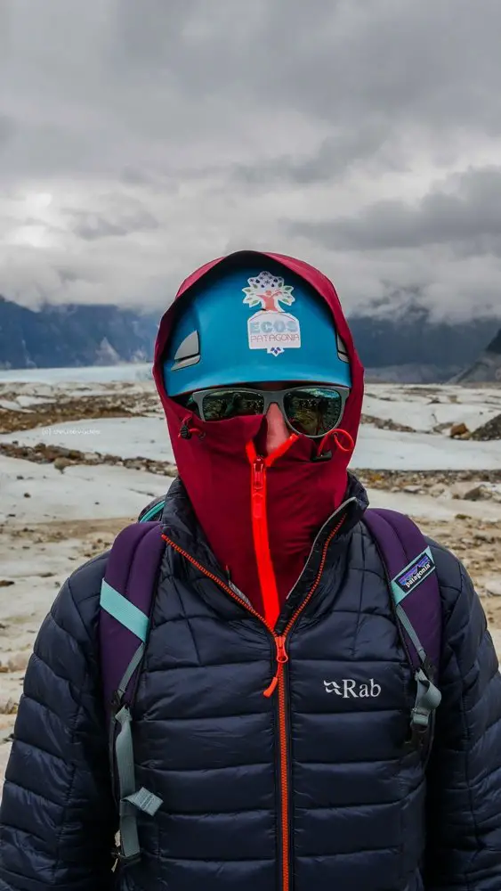 Pierre en mode survie avec sa doudoune et son imperméable