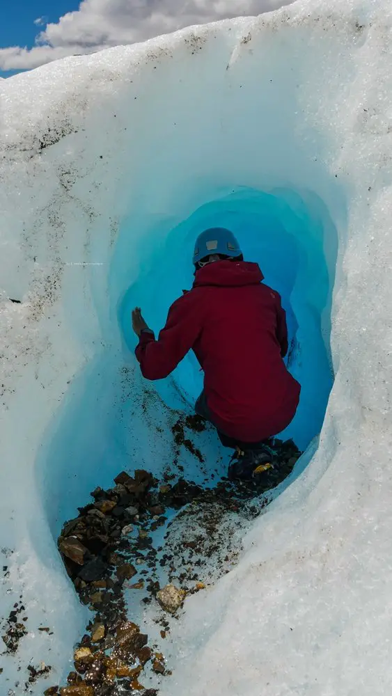 Pierre qui visite une grotte sans ses gants