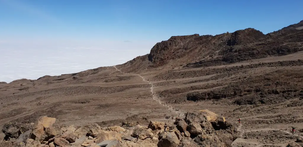 4200m chemin dans le desert de roche entre Karanga camp et Barafu camp