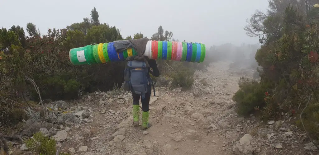 porteurs 20 kilo sur le dos. le poids des sacs est réglementé à 14kg pour les effets personnels des clients porteurs 20 kilo sur le dos. le poids des sacs est réglementé à 14kg pour les effets personnels des clients