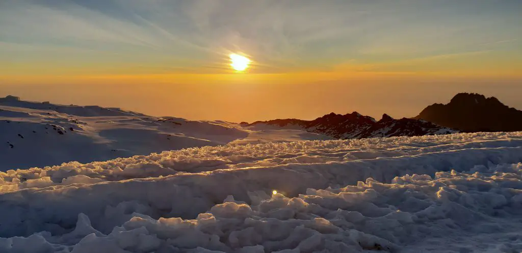 6h30 levé de soleil sur le toit de l'afrique ! bien choisir son équipement pour l'ascension du Kilimandjaro 6h30 levé de soleil sur le toit de l