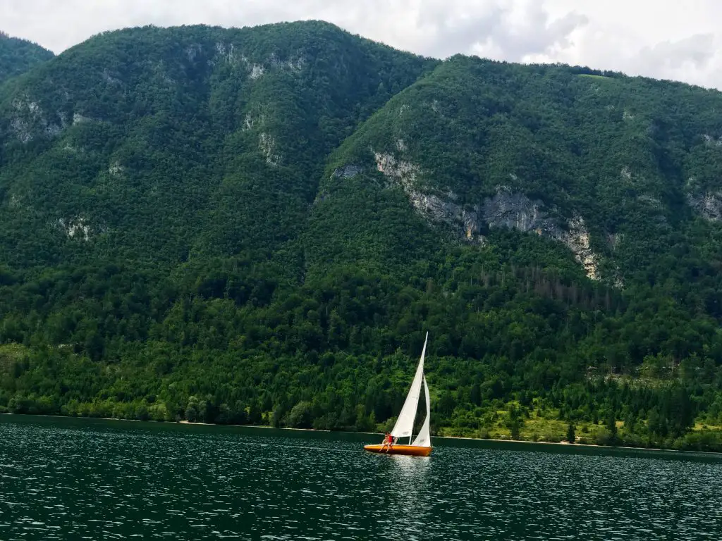 Le lac de Bohinj en Slovénie