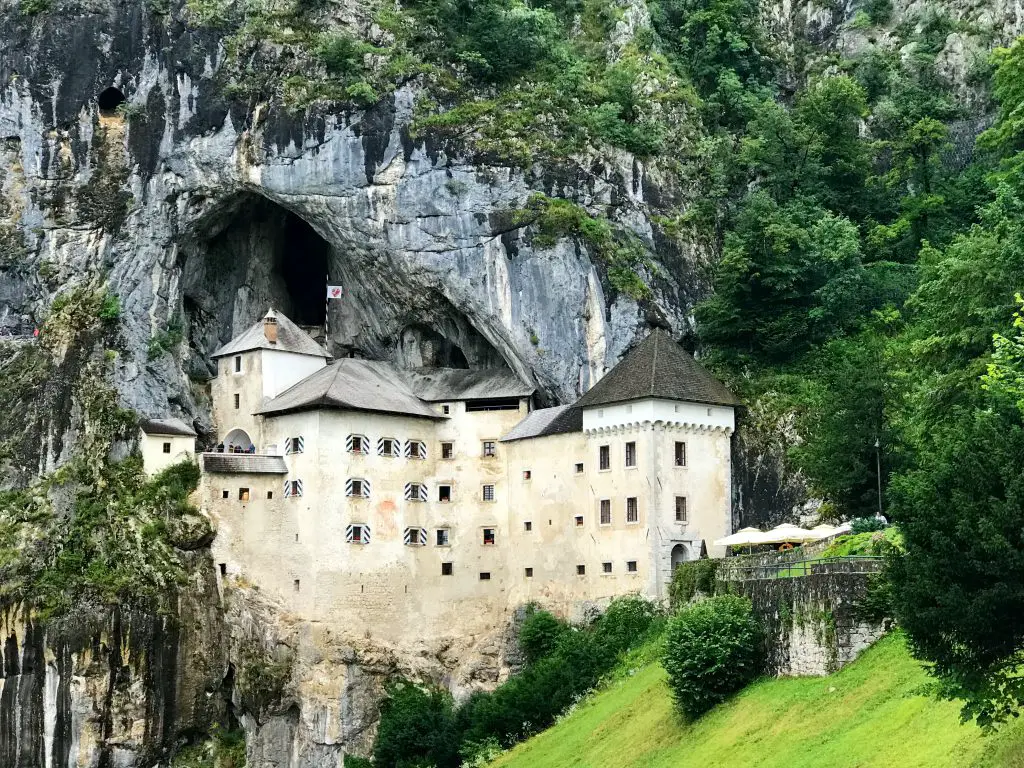 château de Predjama en Slovénie