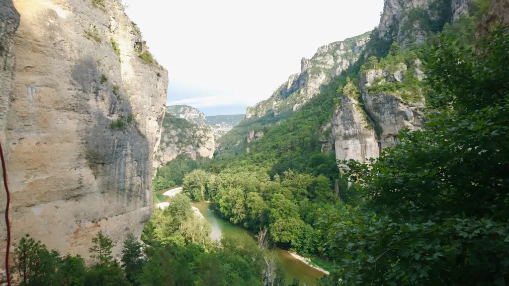 Vue du secteur Amphithéatre, lors de la session escalade dans les Gorges du Tarn Vue du secteur Amphithéatre, lors de la session escalade dans les Gorges du Tarn
