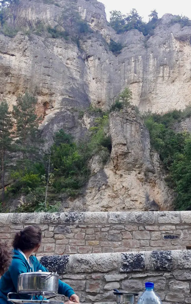 Petit déjeuner près de Planete Causse lors de la session escalade dans les Gorges du Tarn