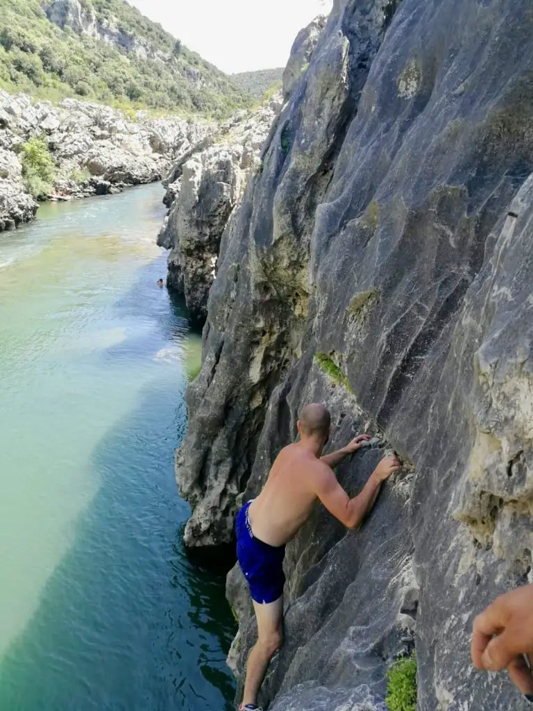 Psychobloc au Pont du Diable près de Montpellier