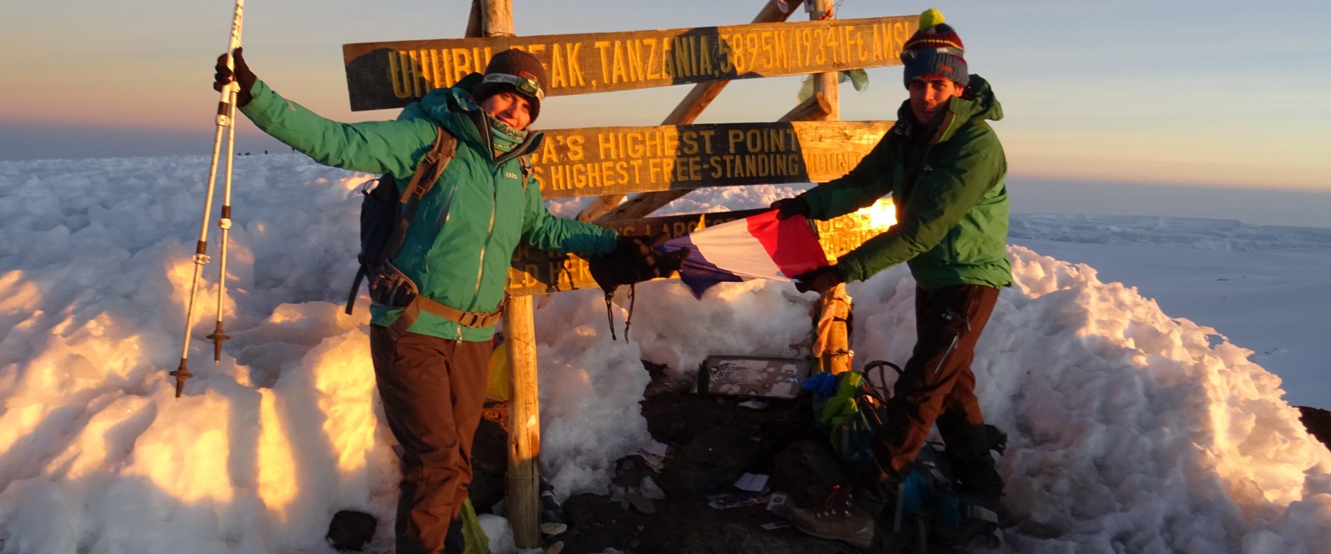 uhuru peak 5895m après 7h d'ascension à la frontale.