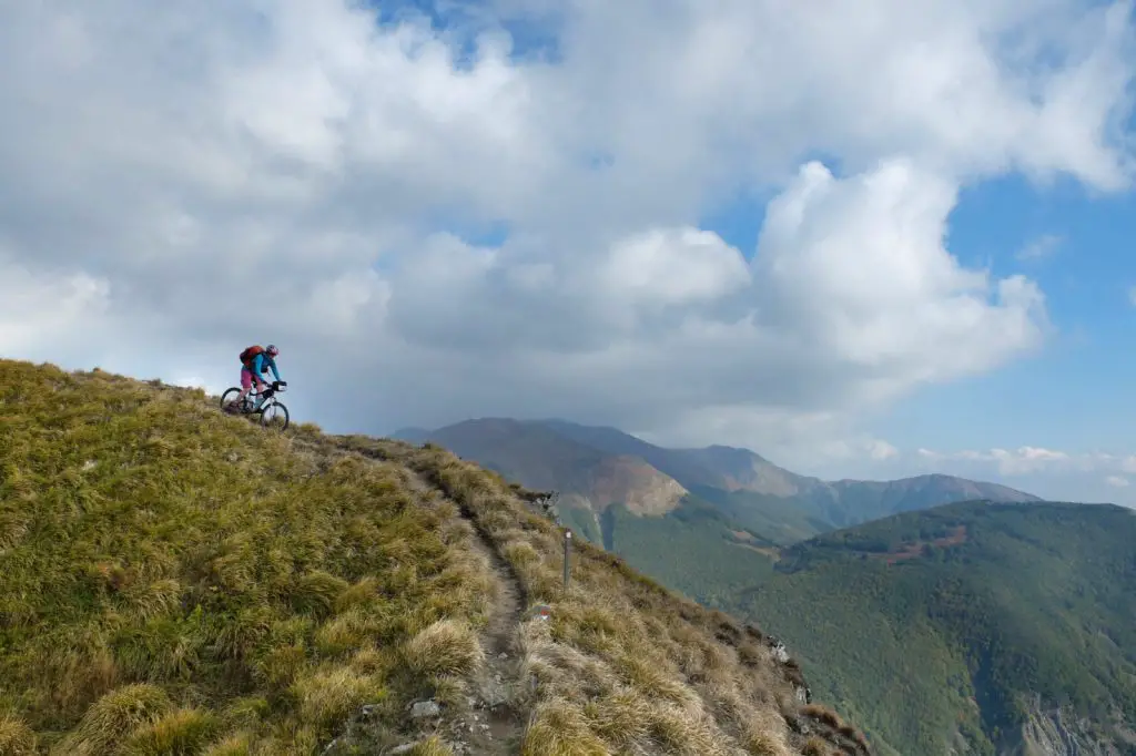  Avec une pente bien abrupte sur ma gauche. Il ne faut pas tomber lors de notre session VTT en Toscane