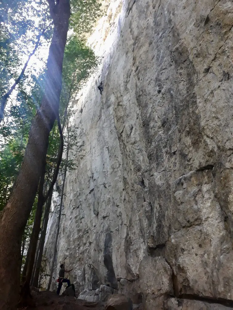 En plein action sur Lungern lors de notre session escalade en Suisse