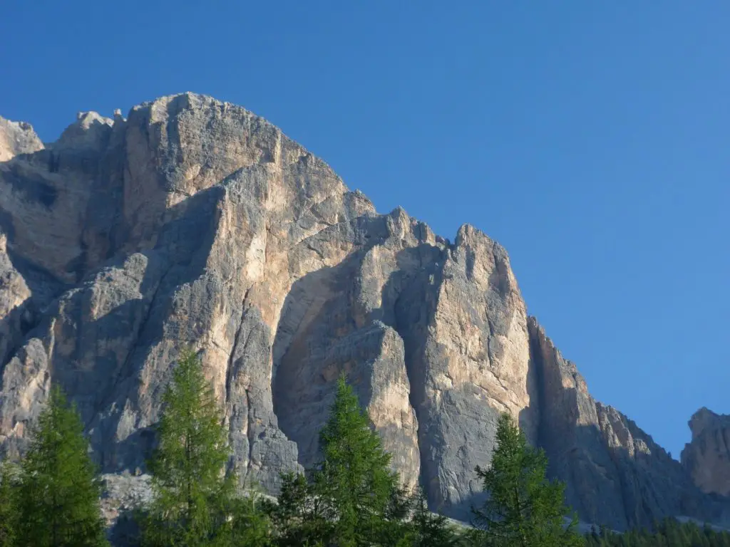 Tofana di Rozes - Sognando Aurora se déroule dans la dans paroi en forme de dent sur la droite Tofana di Rozes - Sognando Aurora se déroule dans la dans paroi en forme de dent sur la droite