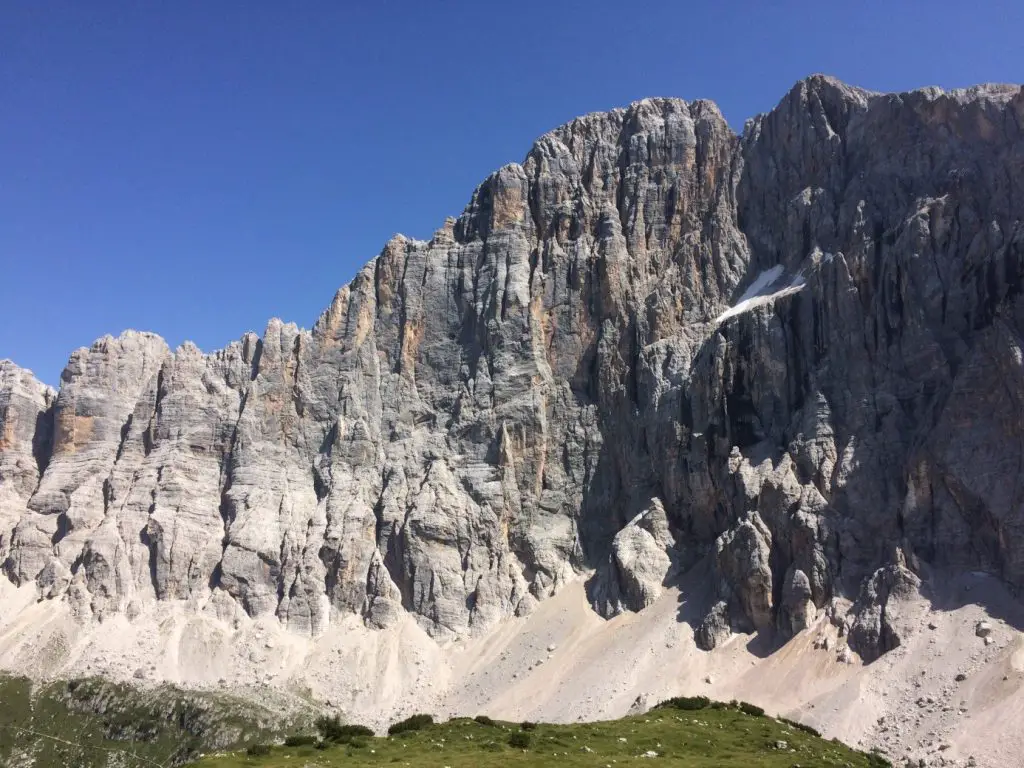 Face Nord Ouest de la Civetta, la paroi des parois, jusqu’à 1200 m de haut pour quelques kilomètres de long Face Nord Ouest de la Civetta, la paroi des parois, jusqu’à 1200 m de haut pour quelques kilomètres de long