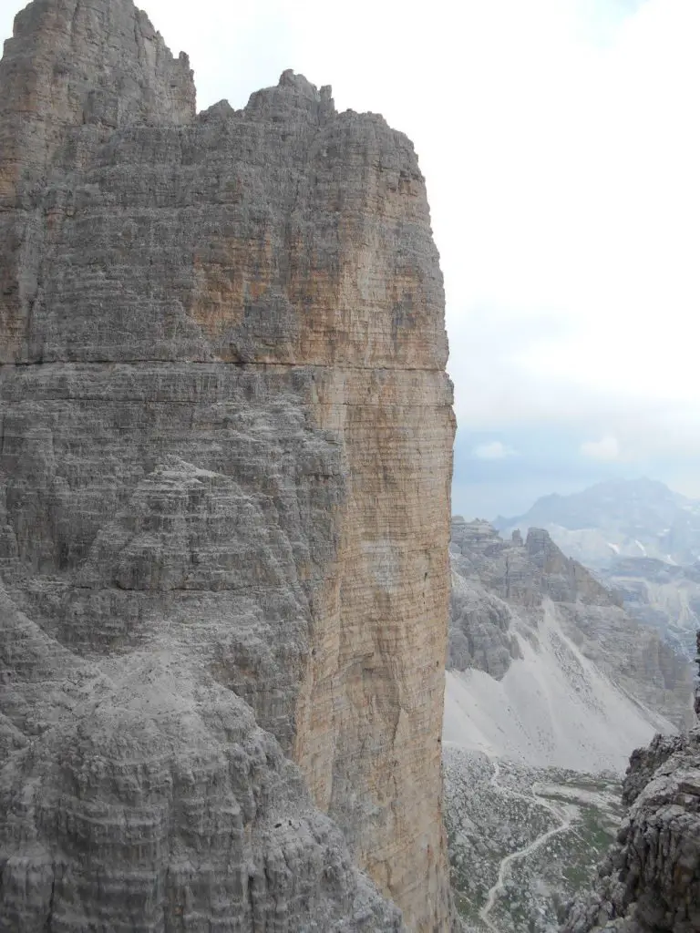 Gelbe Mauer à la Cima Piccola, on devine une cordée à gauche de l’éperon. Gelbe Mauer à la Cima Piccola, on devine une cordée à gauche de l’éperon.
