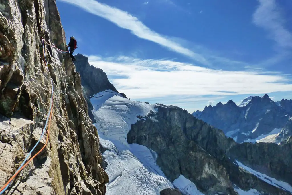 Au fond, le glacier des Etançons qui mène à la Meije Orientale… Et la Barre des Ecrins, à droite !