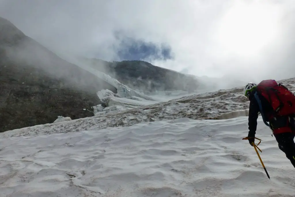 Sur le glacier, une ouverture dans le ciel brumeux…